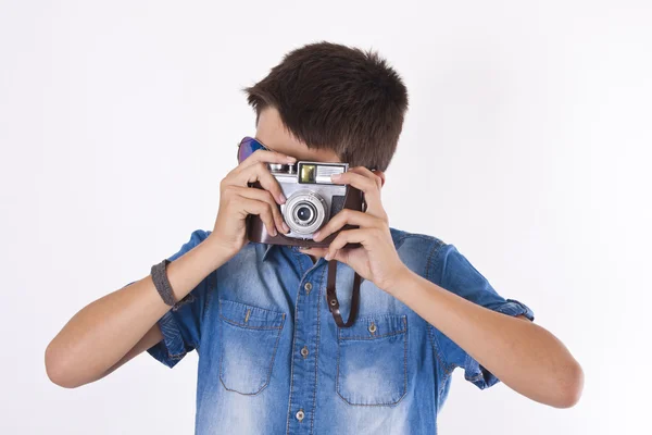 Ragazzo con fotocamera fotografica — Foto Stock