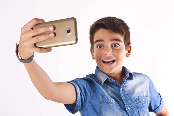 Barn med mobil — Stockfoto
