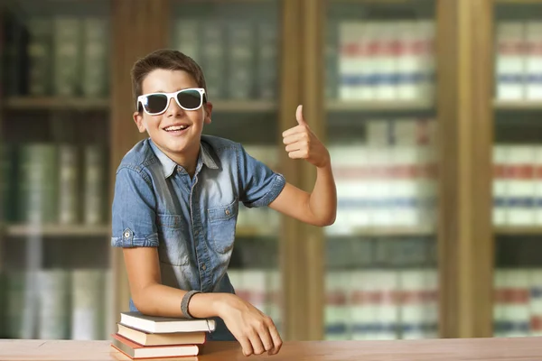 Jongen met boeken — Stockfoto