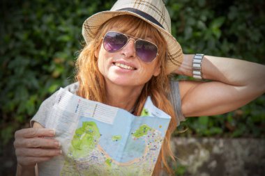 Haritalı seyahat ya da gezi kadını