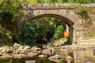 Bubal nehrinin üzerindeki eski köprü İnciler, İnciler, Galiçya, İspanya