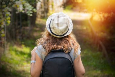 Seyahatte ya da gezintide sırt çantalı kadın.