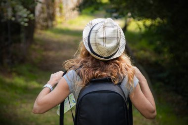 Seyahatte ya da gezintide sırt çantalı kadın.