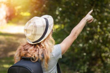 harita ve sırt çantalı gezgin kadın