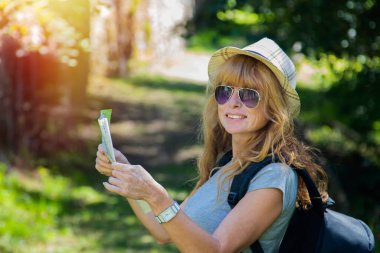 harita ve sırt çantalı gezgin kadın