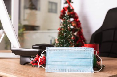 Ofisteki koronavirüs salgını maskesi Noel için dekore edilmiş.