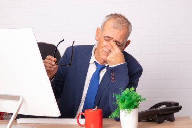 Bilgisayarlı işadamı stresli ya da yorgun