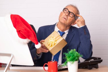 Noel 'de hediye kutusuyla ofisteki işadamı