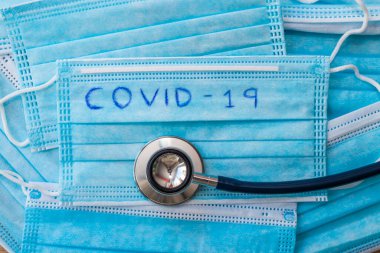 Koronavirüs koruma maskesi ve steteskop.