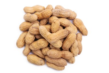 Beyaz arka planda izole edilmiş doğal fıstıklar.
