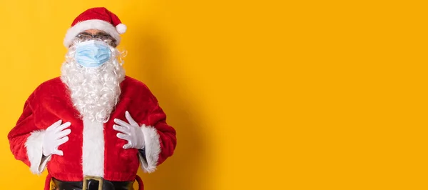 Izolovaný Santa Claus Hygienickou Maskou — Stock fotografie