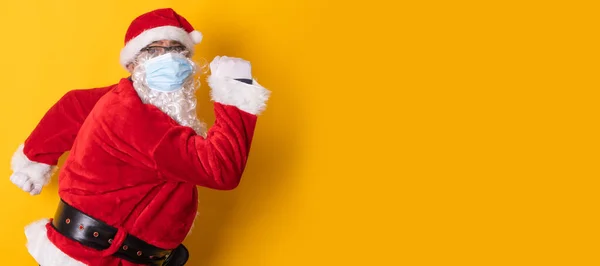 Aislado Santa Claus Con Máscara Sanitaria — Foto de Stock