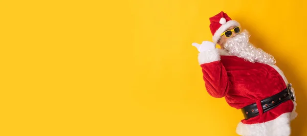 Santa Claus Απομονωμένο Φόντο Που Δείχνει Για Διαφήμιση Κείμενο — Φωτογραφία Αρχείου