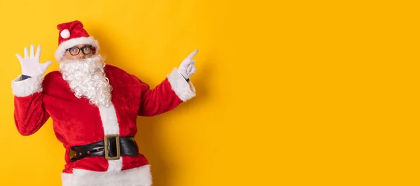 Santa Claus Izolované Pozadí Ukazující Reklamu Nebo Text — Stock fotografie
