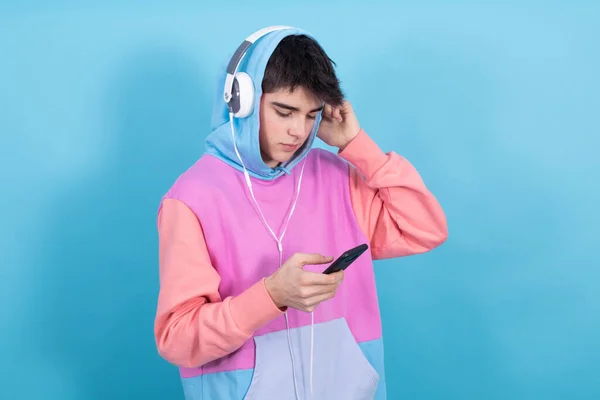 Joven Adolescente Masculino Con Teléfono Móvil Auriculares Aislados Fondo Color — Foto de Stock