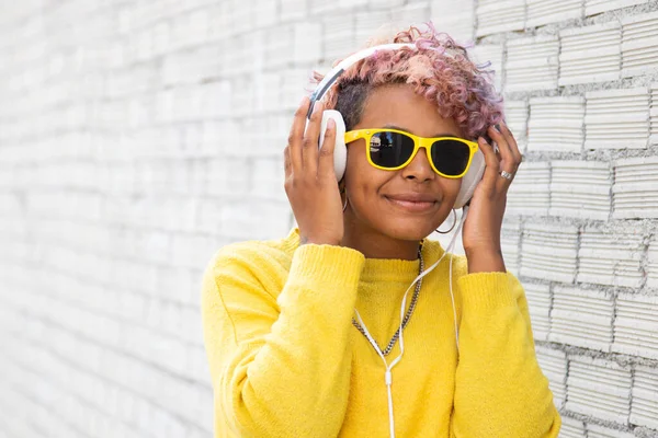 Μοντέρνα Νεαρή Αφρο Αμερικανίδα Που Ακούει Μουσική Ακουστικά — Φωτογραφία Αρχείου