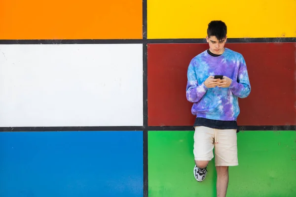 Tonåring Med Mobiltelefon Den Färgade Väggen Staden — Stockfoto