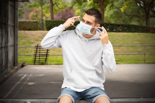 Jovem Com Máscara Sanitária Livre — Fotografia de Stock