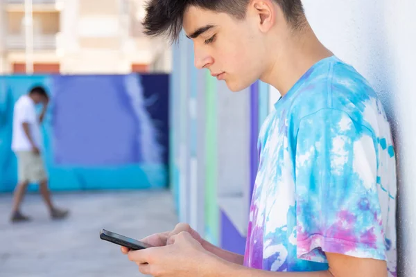 在城市的室外街道上带着手机的男性青少年 — 图库照片