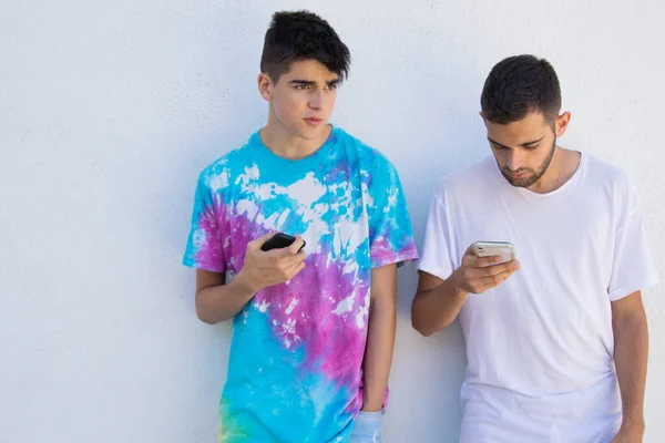 Jovem Casal Com Telefones Celulares Cidade Rua Livre — Fotografia de Stock