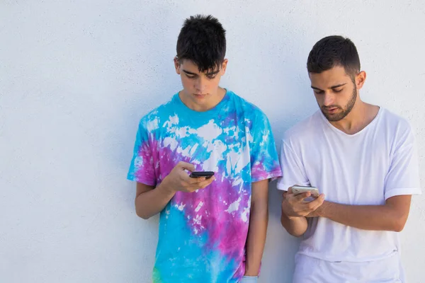 Jong Stel Met Mobiele Telefoons Stad Straat Buiten — Stockfoto