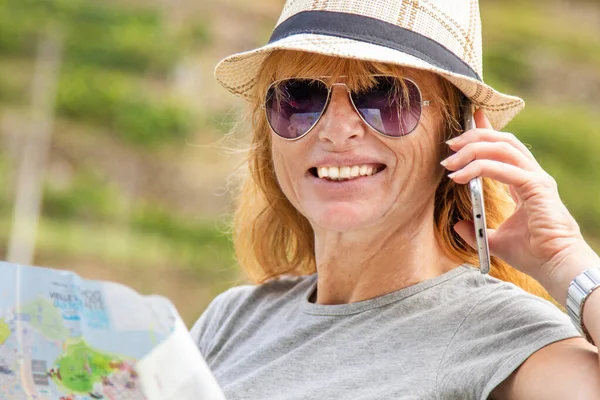 Reizende Vrouw Met Kaart Mobiele Telefoon — Stockfoto