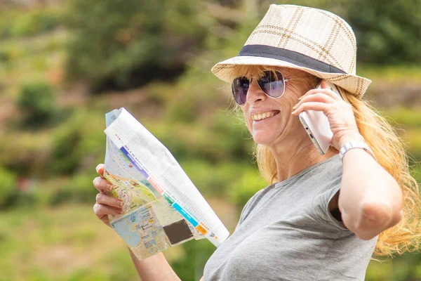 Reizende Vrouw Met Kaart Mobiele Telefoon — Stockfoto