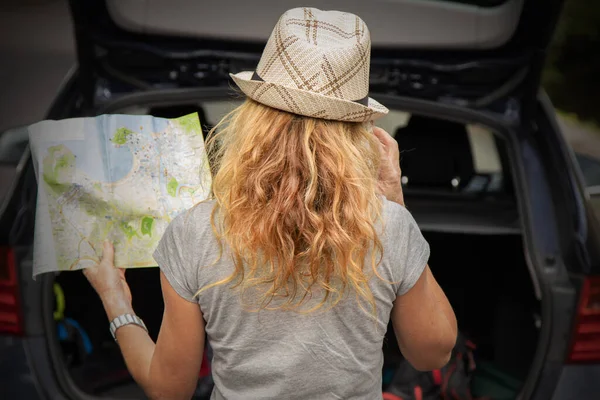 Mujer Viajando Coche Con Teléfono Móvil Mapa — Foto de Stock
