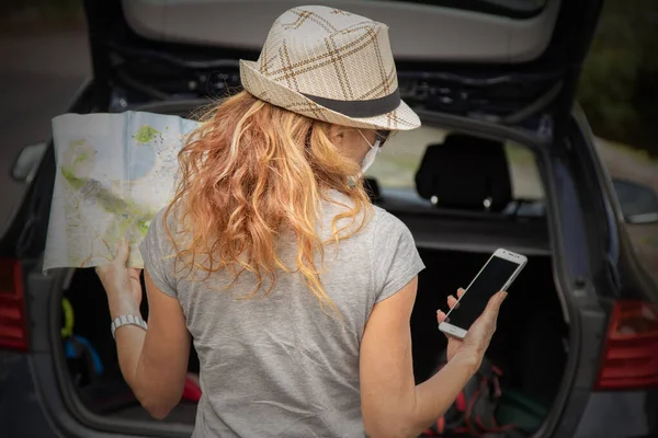 Frau Mit Handy Und Karte Auto Unterwegs — Stockfoto