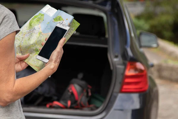 Mujer Viajando Coche Con Teléfono Móvil Mapa — Foto de Stock