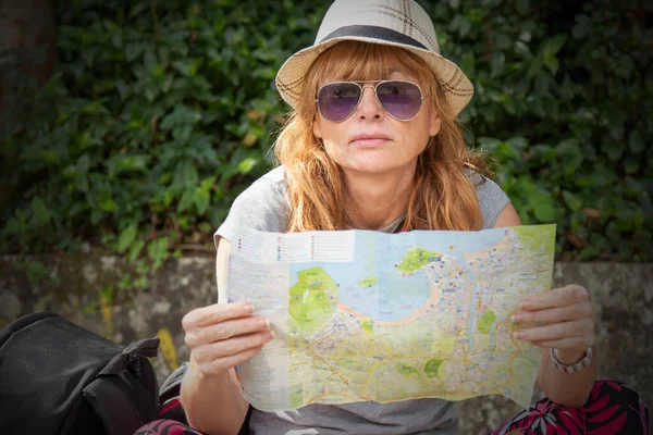 Haritalı seyahat ya da gezi kadını