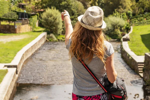 Mulher Com Mochila Viagem Livre Apontando — Fotografia de Stock