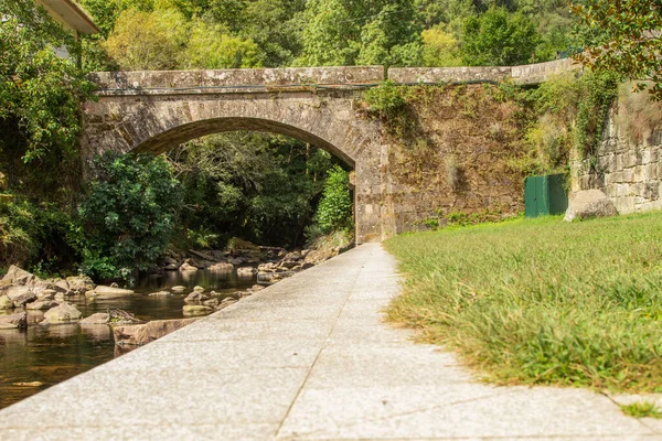 ピーレス ウレンセ ガリシア スペインのバブル川に架かる古い橋 — ストック写真