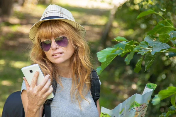 Mulher Menina Uma Viagem Turística Com Mapa Telefone Celular — Fotografia de Stock