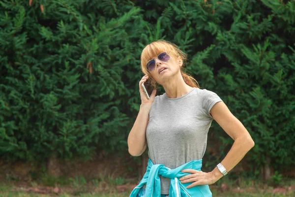 Volwassen Vrouw Sportkleding Mobiele Telefoon Buiten — Stockfoto