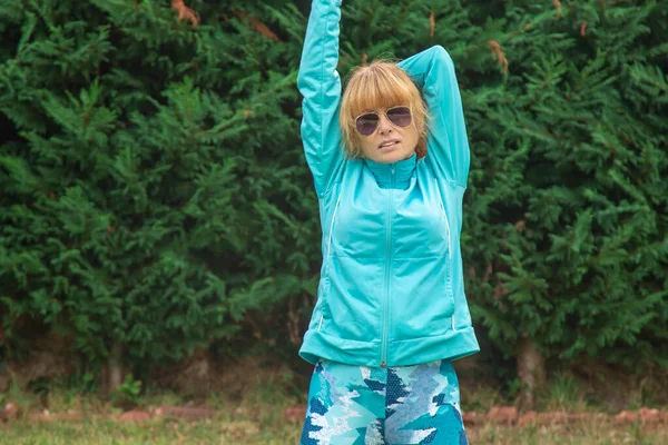 Volwassen Oudere Vrouw Doet Oefeningen Sport Buiten — Stockfoto