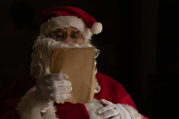 Portrait Père Noël Claus Sur Fond Noir Avec Lettre — Photo