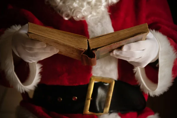 Babbo Natale Mani Con Vecchio Libro — Foto Stock