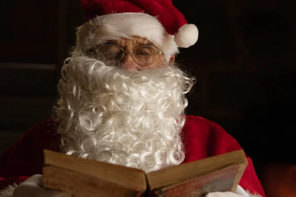 Santa Claus Avec Lecture Vieux Livres — Photo