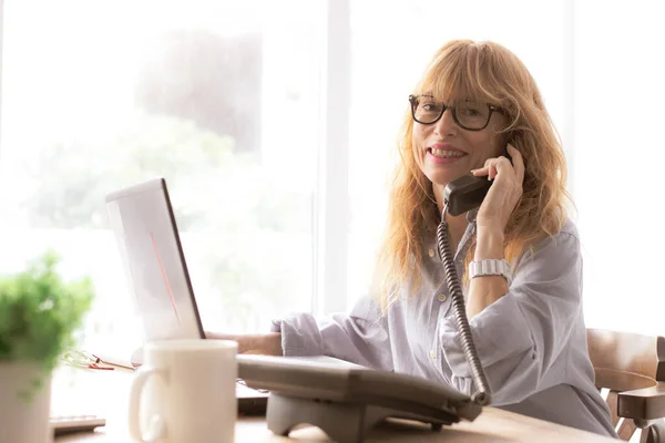 Mujer Negocios Que Trabaja Oficina Casa Con Teléfono Computadora — Foto de Stock