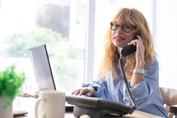 Ofiste Çalışan Kadını Telefon Bilgisayarla Evde Çalışan — Stok fotoğraf