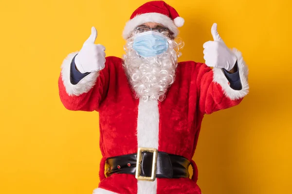 Aislado Santa Claus Con Máscara Sanitaria — Foto de Stock