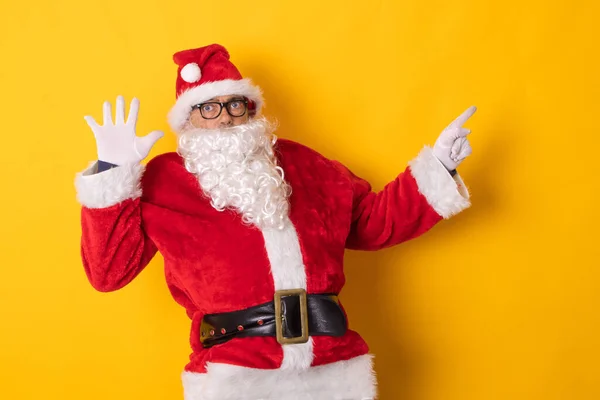 Santa Claus Isolado Segundo Plano Apontando Para Anúncio Texto — Fotografia de Stock
