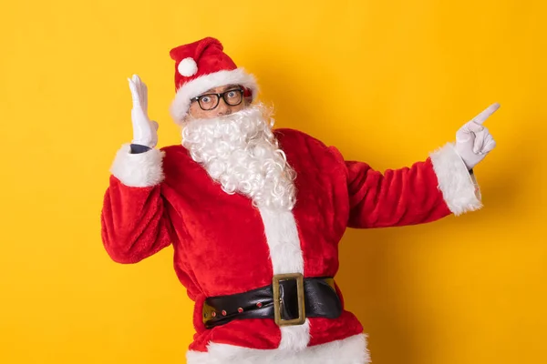 Santa Claus Isolado Segundo Plano Apontando Para Anúncio Texto — Fotografia de Stock