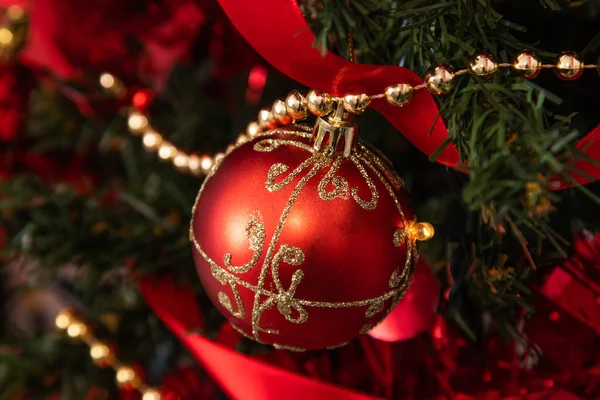 Närbild Jul Dekoration Träd Med Ljus Och Röda Bollar — Stockfoto