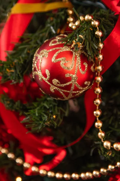圣诞树上用彩灯和红球装饰圣诞特写 — 图库照片