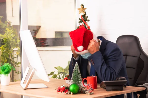 Empresário Natal Estressado Trabalhando Escritório — Fotografia de Stock