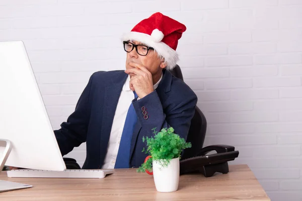 Homem Negócios Escritório Trabalhando Natal — Fotografia de Stock