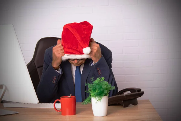 Homem Negócios Estressado Escritório Com Chapéu Santa Claus — Fotografia de Stock