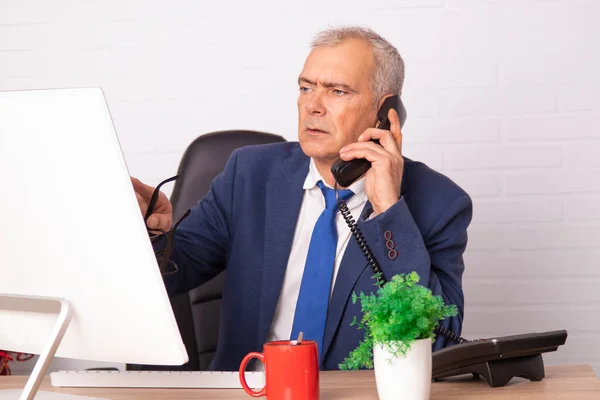 Zakenman Kantoor Werkt Met Computer — Stockfoto